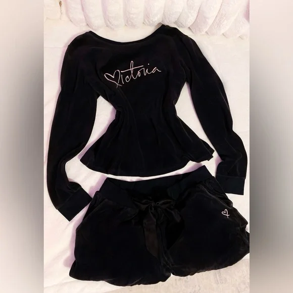 Victoria’s Secret rare velvet pj set ᥫ᭡.